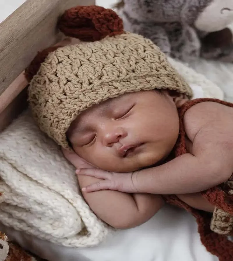Pasgeboren baby met gehaakt mutsje slaapt rustig, kraamzorg 'T Gouden Hartje Almere